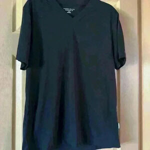 Men’s Perry Ellis T-shirt V-neck size Large​